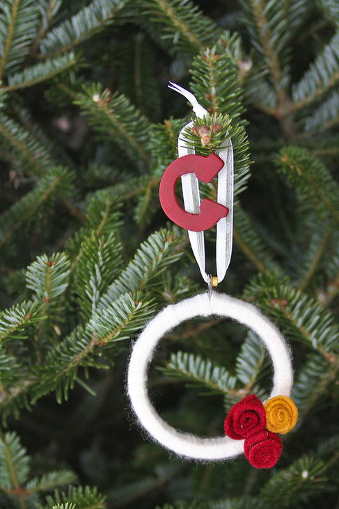 Holiday DIY: Personalized yarn wreath ornaments. Calm Cradle Photo & Design