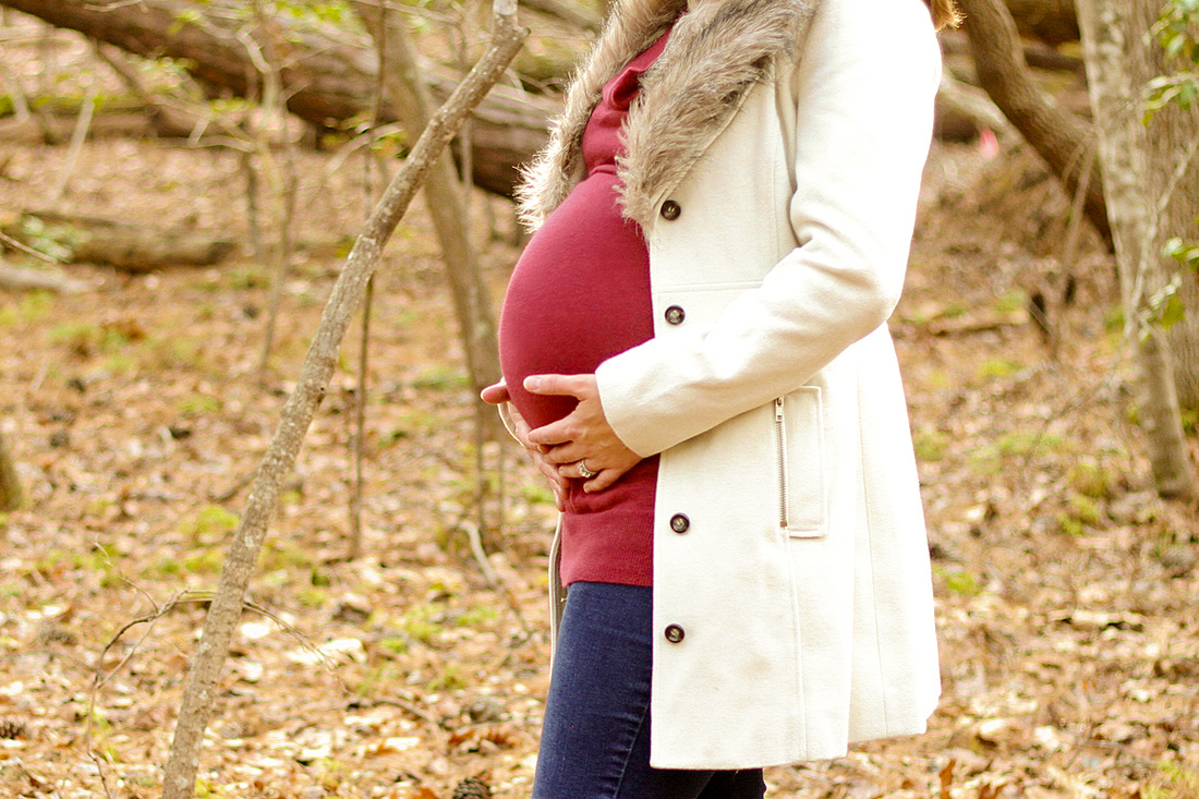 Portraits: Winter maternity session in the woods. By Calm Cradle Photo & Design
