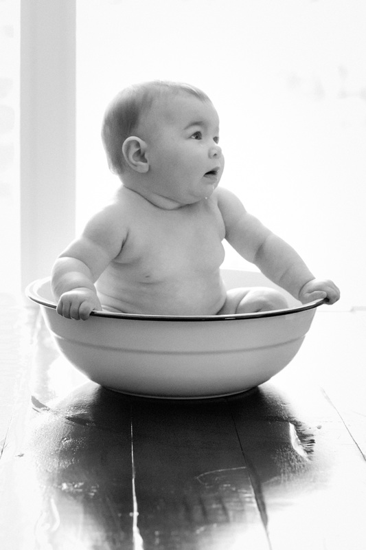 Lifestyle portraits: 5-month-old baby session in the tubby. Baby bath. Photography by Calm Cradle Photo & Design (Chapel Hill, NC)